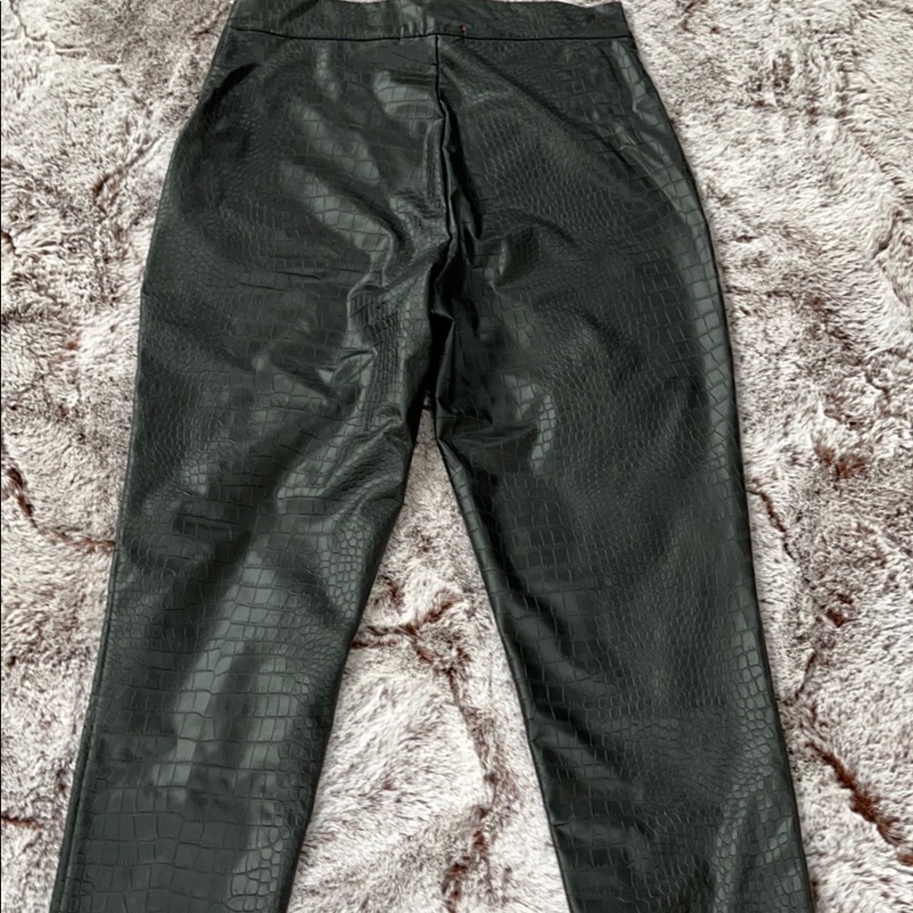 Guess - Picture 5 of 8